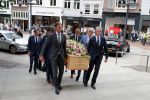 Den Bosch 123 juni 2018
Afscheidsdienst / begrafenis moeder Albert Verlinde . Onno Hoes draagt mede de kist.