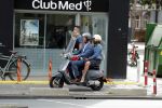 Amsterdam 1 juli 2019
Astrid Joosten met haar nieuwe vriend Rob Peters . Ze vertrokken van het delamar theater (johan Kaartprijs) met hun vespa scooter richting huis.