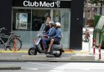 Amsterdam 1 juli 2019
Astrid Joosten met haar nieuwe vriend Rob Peters . Ze vertrokken van het delamar theater (johan Kaartprijs) met hun vespa scooter richting huis.