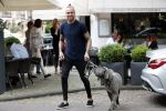 Amsterdam 27 juni 2019
Dave Roelvink met zijn auto ( Dave heeft zijn rijbewijs terug) en hond op de cornelis schuytstraat.