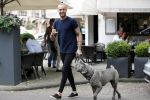 Amsterdam 27 juni 2019
Dave Roelvink met zijn auto ( Dave heeft zijn rijbewijs terug) en hond op de cornelis schuytstraat.