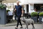 Amsterdam 27 juni 2019
Dave Roelvink met zijn auto ( Dave heeft zijn rijbewijs terug) en hond op de cornelis schuytstraat.