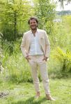 Kraggenburg 22 juni 2019
Katja Schuurman en haar kersverse man Freek v Noortwijk zijn getrouwd en posseren uitgebreid voor de pers op landgoed Netl , de wildste tuin.