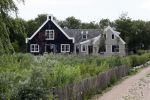 Castricum 13 juni 2019
Henny Huisman wordt geinterviewd door Catherine Keyl bij zijn huis.
