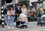Amsterdam 15 jnui 2019
Jasper Krabbe met zijn vriendin Annemarieke v Drimmelen achter kinderwagen met daarin hun zoon June Lee Rosi.