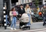 Amsterdam 15 jnui 2019
Jasper Krabbe met zijn vriendin Annemarieke v Drimmelen achter kinderwagen met daarin hun zoon June Lee Rosi.