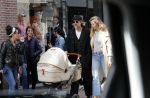 Amsterdam 15 jnui 2019
Jasper Krabbe met zijn vriendin Annemarieke v Drimmelen achter kinderwagen met daarin hun zoon June Lee Rosi.