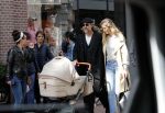 Amsterdam 15 jnui 2019
Jasper Krabbe met zijn vriendin Annemarieke v Drimmelen achter kinderwagen met daarin hun zoon June Lee Rosi.
