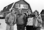 Heerhugowaard, 4 Februari 1985
Koos Alberts met zijn gezin voor en in hun nieuwe huis
Joke Krommenhoek Christa Krommenhoek en Dave Krommenhoek