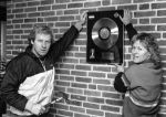 Heerhugowaard, 4 Februari 1985
Koos Alberts met zijn gezin voor en in hun nieuwe huis
Joke Krommenhoek Christa Krommenhoek en Dave Krommenhoek