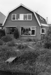 Heerhugowaard, 4 Februari 1985
Koos Alberts met zijn gezin voor en in hun nieuwe huis
Joke Krommenhoek Christa Krommenhoek en Dave Krommenhoek
