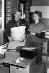Heerhugowaard, 4 Februari 1985
Koos Alberts met zijn gezin voor en in hun nieuwe huis
Joke Krommenhoek Christa Krommenhoek en Dave Krommenhoek