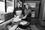 Heerhugowaard, 4 Februari 1985
Koos Alberts met zijn gezin voor en in hun nieuwe huis
Joke Krommenhoek Christa Krommenhoek en Dave Krommenhoek