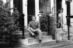 Amsterdam, 14 Mei 1985 Koos Alberts in zijn oude vertrouwde Jordaan
O.a. Cafe Arie, zijn woonhuis, de grachten, en de Openbare School voor Voorbereidend Onderwijs