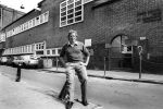 Amsterdam, 14 Mei 1985 Koos Alberts in zijn oude vertrouwde Jordaan
O.a. Cafe Arie, zijn woonhuis, de grachten, en de Openbare School voor Voorbereidend Onderwijs