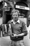 Amsterdam, 14 Mei 1985 Koos Alberts in zijn oude vertrouwde Jordaan
O.a. Cafe Arie, zijn woonhuis, de grachten, en de Openbare School voor Voorbereidend Onderwijs