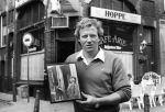Amsterdam, 14 Mei 1985 Koos Alberts in zijn oude vertrouwde Jordaan
O.a. Cafe Arie, zijn woonhuis, de grachten, en de Openbare School voor Voorbereidend Onderwijs