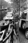 Amsterdam, 14 Mei 1985 Koos Alberts in zijn oude vertrouwde Jordaan
O.a. Cafe Arie, zijn woonhuis, de grachten, en de Openbare School voor Voorbereidend Onderwijs