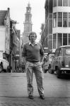 Amsterdam, 14 Mei 1985 Koos Alberts in zijn oude vertrouwde Jordaan
O.a. Cafe Arie, zijn woonhuis, de grachten, en de Openbare School voor Voorbereidend Onderwijs