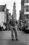 Amsterdam, 14 Mei 1985 Koos Alberts in zijn oude vertrouwde Jordaan
O.a. Cafe Arie, zijn woonhuis, de grachten, en de Openbare School voor Voorbereidend Onderwijs