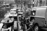 Amsterdam, 14 Mei 1985 Koos Alberts in zijn oude vertrouwde Jordaan
O.a. Cafe Arie, zijn woonhuis, de grachten, en de Openbare School voor Voorbereidend Onderwijs