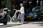 Amsterdam 18 juni 2019
Neelie Kroes doet op de fiets boodschappen in Amsterdam zuid.