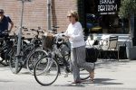 Amsterdam 18 juni 2019
Neelie Kroes doet op de fiets boodschappen in Amsterdam zuid.