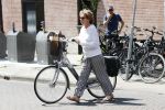 Amsterdam 18 juni 2019
Neelie Kroes doet op de fiets boodschappen in Amsterdam zuid.