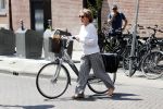 Amsterdam 18 juni 2019
Neelie Kroes doet op de fiets boodschappen in Amsterdam zuid.