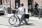 Amsterdam 18 juni 2019
Neelie Kroes doet op de fiets boodschappen in Amsterdam zuid.