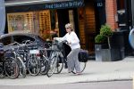 Amsterdam 18 juni 2019
Neelie Kroes doet op de fiets boodschappen in Amsterdam zuid.