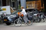 Amsterdam 18 juni 2019
Neelie Kroes doet op de fiets boodschappen in Amsterdam zuid.
