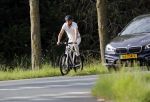 Loenen 24 juni 2019
Pieter van Beukering ( man van Yvon Jaspers) laat hond uit en vertrekt daarna op electrische fiets naar zijn werk.