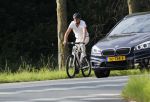 Loenen 24 juni 2019
Pieter van Beukering ( man van Yvon Jaspers) laat hond uit en vertrekt daarna op electrische fiets naar zijn werk.
