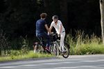 Loenen 24 juni 2019
Pieter van Beukering ( man van Yvon Jaspers) laat hond uit en vertrekt daarna op electrische fiets naar zijn werk.