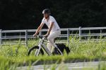 Loenen 24 juni 2019
Pieter van Beukering ( man van Yvon Jaspers) laat hond uit en vertrekt daarna op electrische fiets naar zijn werk.