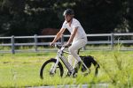 Loenen 24 juni 2019
Pieter van Beukering ( man van Yvon Jaspers) laat hond uit en vertrekt daarna op electrische fiets naar zijn werk.