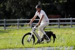 Loenen 24 juni 2019
Pieter van Beukering ( man van Yvon Jaspers) laat hond uit en vertrekt daarna op electrische fiets naar zijn werk.