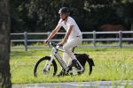 Loenen 24 juni 2019
Pieter van Beukering ( man van Yvon Jaspers) laat hond uit en vertrekt daarna op electrische fiets naar zijn werk.