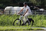 Loenen 24 juni 2019
Pieter van Beukering ( man van Yvon Jaspers) laat hond uit en vertrekt daarna op electrische fiets naar zijn werk.