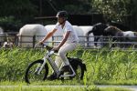 Loenen 24 juni 2019
Pieter van Beukering ( man van Yvon Jaspers) laat hond uit en vertrekt daarna op electrische fiets naar zijn werk.