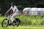 Loenen 24 juni 2019
Pieter van Beukering ( man van Yvon Jaspers) laat hond uit en vertrekt daarna op electrische fiets naar zijn werk.
