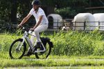 Loenen 24 juni 2019
Pieter van Beukering ( man van Yvon Jaspers) laat hond uit en vertrekt daarna op electrische fiets naar zijn werk.