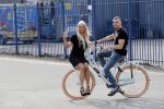 Buren 20 juni 2019
Barbie Samantha de Jong met haar vriend Maron Hill kopen nieuwe fietsen bij Arvel