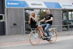 Buren 20 juni 2019
Barbie Samantha de Jong met haar vriend Maron Hill kopen nieuwe fietsen bij Arvel