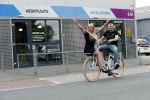 Buren 20 juni 2019
Barbie Samantha de Jong met haar vriend Maron Hill kopen nieuwe fietsen bij Arvel