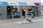 Buren 20 juni 2019
Barbie Samantha de Jong met haar vriend Maron Hill kopen nieuwe fietsen bij Arvel