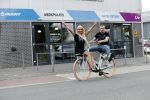 Buren 20 juni 2019
Barbie Samantha de Jong met haar vriend Maron Hill kopen nieuwe fietsen bij Arvel
