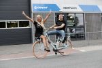 Buren 20 juni 2019
Barbie Samantha de Jong met haar vriend Maron Hill kopen nieuwe fietsen bij Arvel