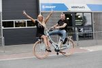 Buren 20 juni 2019
Barbie Samantha de Jong met haar vriend Maron Hill kopen nieuwe fietsen bij Arvel